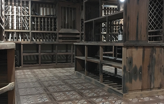 佛山老船木整體恒溫恒濕酒窖工程及空調(diào)設計安裝完工后酒窖圖片－鑫鴻比士亞[VINCELLAR]佛山酒窖空調(diào)工程設計安裝公司